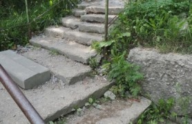Опасная лестница ведет к переходу через железную дорогу в калужском микрорайоне Азарово.